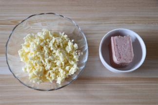 准备好内馅的食材；