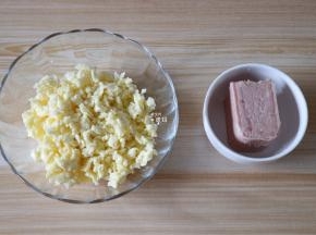 准备好内馅的食材；