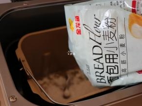 倒入面包粉；