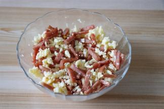 完全冷却后再跟马苏里拉芝士碎混合拌匀；