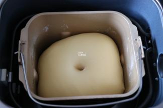 面团发酵到两倍大，中间戳一个洞不回缩即可；