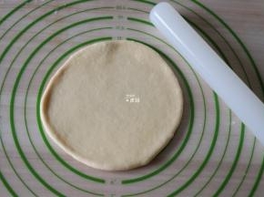 取一个面团擀成圆形；