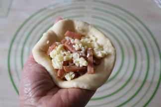 翻面后包入适量内馅，像包包子那样收紧收口；