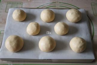 全部包好后收口朝下放在铺了油纸的烤盘上；