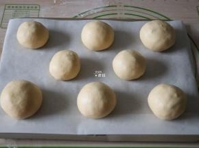 全部包好后收口朝下放在铺了油纸的烤盘上；