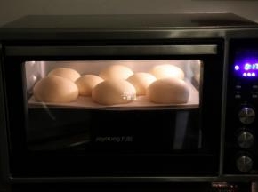 放进烤箱进行二次发酵；