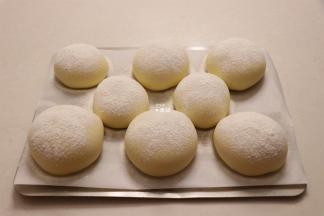 发酵到两倍大的时候取出，筛少许面包粉（配方外）；