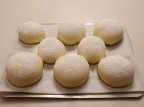 发酵到两倍大的时候取出，筛少许面包粉（配方外）；