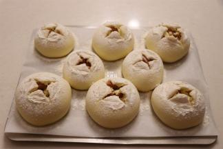 用面包整形刀在顶部划十字，让内馅露出来一些；