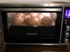 放入预热好的烤箱内中层180度20分钟；