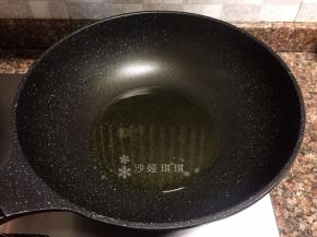 热锅倒油烧至八成热。