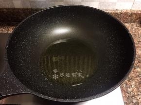 热锅倒油烧至八成热。