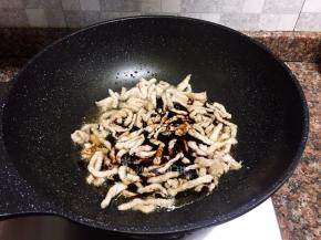 倒入酱汁翻炒30秒。