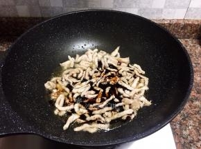 倒入酱汁翻炒30秒。