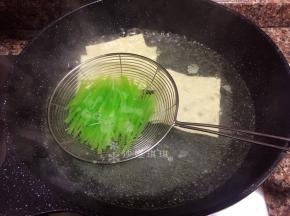 将豆腐皮、胡萝卜、莴苣、豆芽依次烫熟捞出沥干水份备用。