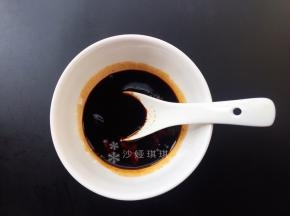 取碗加入一勺老抽、一勺生抽、一勺番茄酱、一勺蚝油、一勺白糖、一勺淀粉拌匀备用。