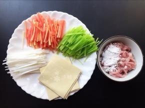 将各种配菜切成如图所示,肉丝加入适量淀粉和香油拌匀。