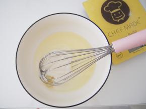 酸奶倒入大碗中，加入融化的黄油，搅拌均匀