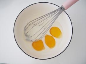 加入三个蛋黄，搅拌均匀