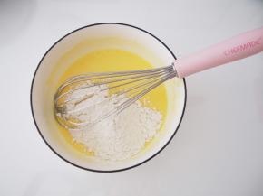 筛入低筋面粉，切拌成面糊，放置备用