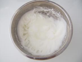 打发至出现纹路时加入三分之一的糖