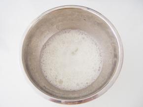 蛋白放入无水无油的盆子中，打发出鱼眼泡后加入三分之一的木糖醇