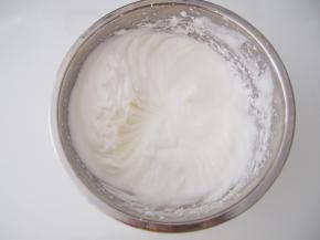 打发至纹路明显时另外的糖，打至干性发泡