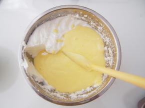 将蛋黄糊倒入剩余蛋白霜中，切拌均匀