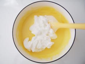 取三分之一蛋白霜加入蛋黄糊中，切拌均匀