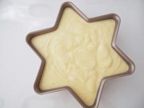 将面糊倒入模具，在桌上震两下震出大气泡