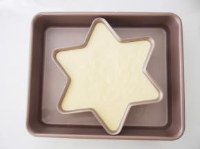 取一个大烤盘倒入适量清水，将模具放入烤盘