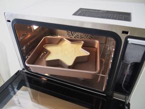 烤箱预热至160度，将模具放入中下层