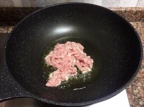 放入肉丝快速翻炒断生。