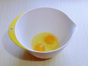 首先将鸡蛋打入深一点的器具中。