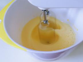 启动电动打蛋器，将鸡蛋液打发。