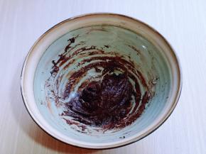 取少许拌好的蛋黄糊，加入可可粉，翻拌均匀，无干粉。