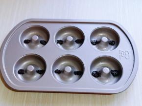 模具刷一层玉米油，将可可糊装入裱花袋，再挤模具中，如图，小狗的耳朵。