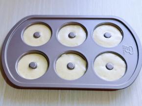 再将原味的蛋糕糊倒入新的裱花袋中，挤入甜甜圈模具中，8分满即可。