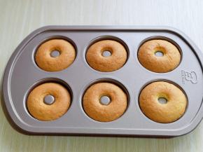 烤好的甜甜圈。