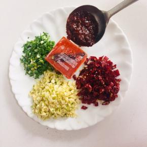 蒜瓣剥皮剁成蒜末，干辣椒切成小段儿，蒜苗切成末（家里忘记买葱了，就用蒜苗来代替的。），生姜切成丝（拍照的时候忘记拍姜丝了！）红小方手工老火锅底料一块儿，郫县豆瓣酱一勺备用。