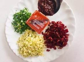 蒜瓣剥皮剁成蒜末，干辣椒切成小段儿，蒜苗切成末（家里忘记买葱了，就用蒜苗来代替的。），生姜切成丝（拍照的时候忘记拍姜丝了！）红小方手工老火锅底料一块儿，郫县豆瓣酱一勺备用。