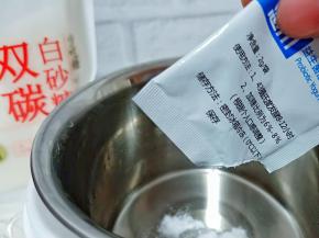 酸奶机用开水烫一下，确保无油无水再将菌粉倒入不锈钢里。