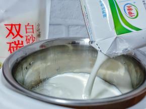 倒入1000毫升的牛奶，也可以放750毫升。