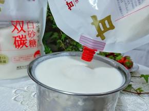 这么一罐酸奶加60克白砂糖增加调味，加甘汁园的白砂糖好喝不腻口。