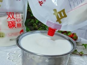 这么一罐酸奶加60克白砂糖增加调味，加甘汁园的白砂糖好喝不腻口。