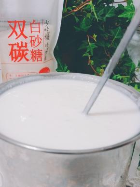 用干净的勺子将白砂糖搅拌均匀。天冷了放室外自然凉下来。