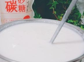 用干净的勺子将白砂糖搅拌均匀。天冷了放室外自然凉下来。