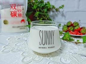 想吃多少酸奶就盛多少到杯子里。