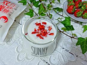 将草莓丁放入酸奶里，喜欢吃可以多放点草莓。