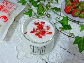 将草莓丁放入酸奶里，喜欢吃可以多放点草莓。